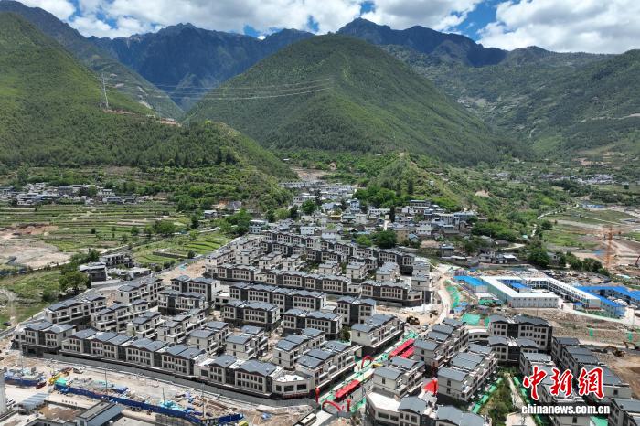 滇藏公路上的德钦县城为何搬迁？—顶端新闻