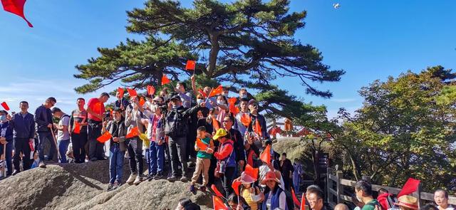 游客风雨中爬黄山,爬到一半崩溃想回家 进退两难让人哭笑不得