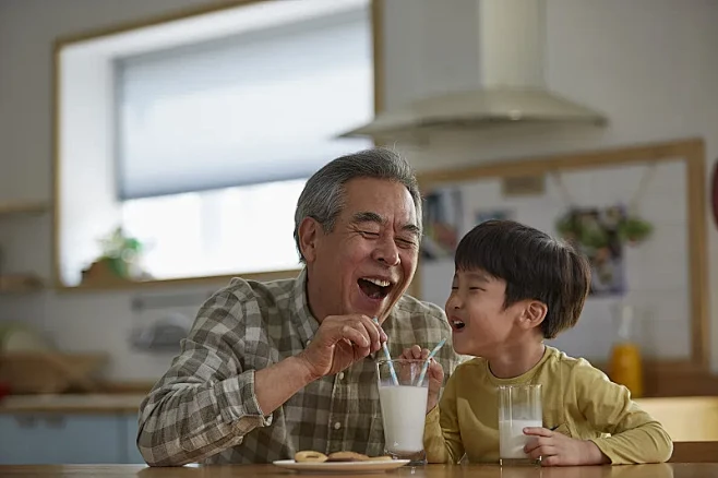 爷爷和孙子喝牛奶图片下载