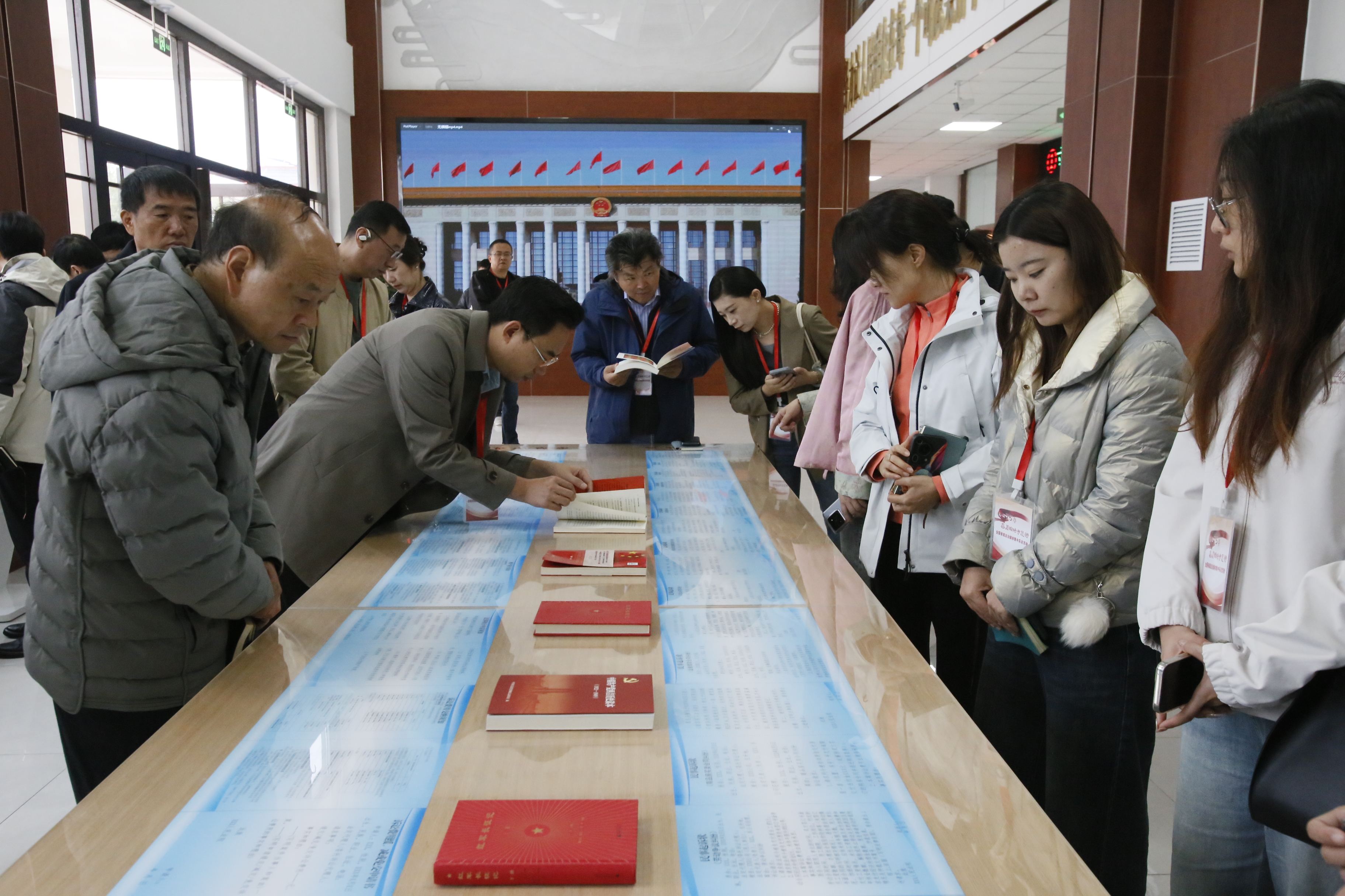 10月15日上午，见证 75 年·基层法治宁夏行”全国省级法治媒体集中采访团一行来到宁夏西吉县人民法院将台堡法庭。图为记者现场观摩采访将台堡法庭建设情况。 (1).jpg