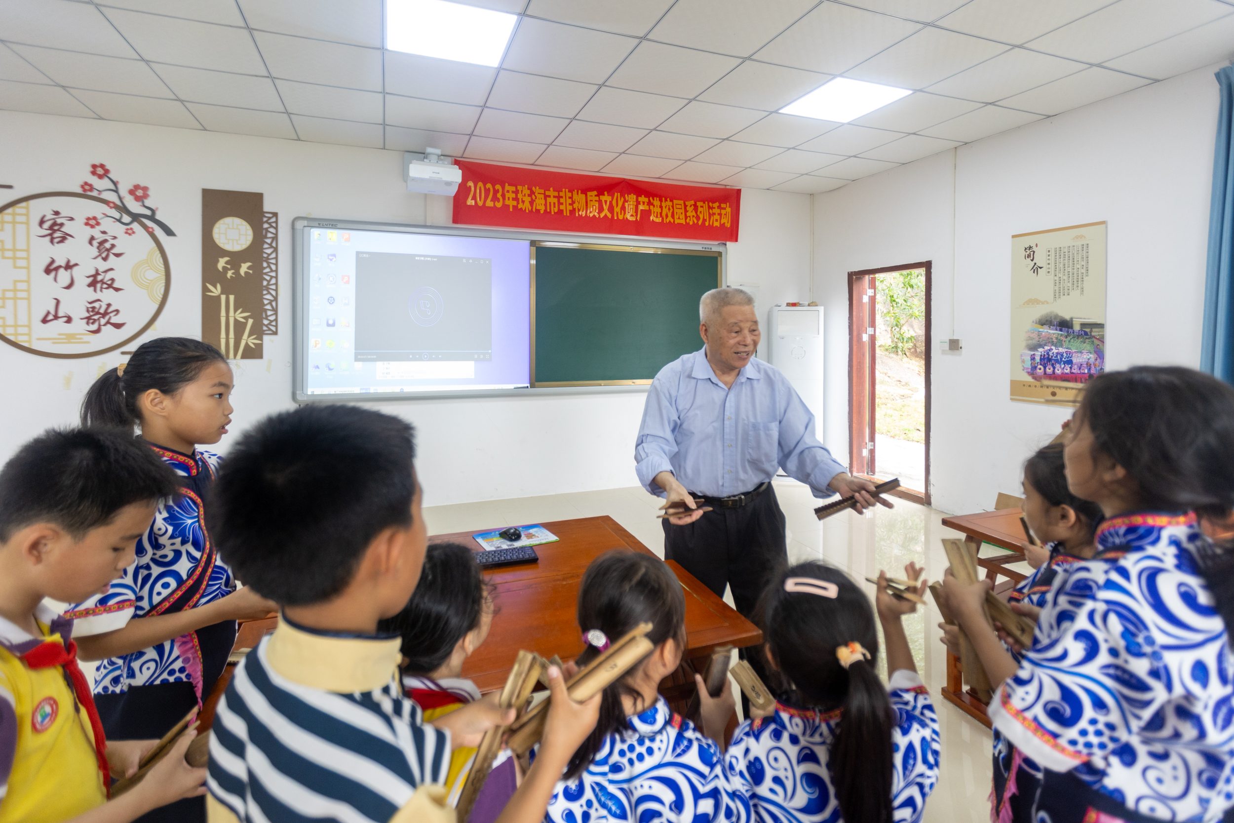 珠海市白石小学的同学们跟随非遗传承人，学打客家竹板、学唱客家山歌。珠海传媒集团记者 梁冠贤 摄.jpg