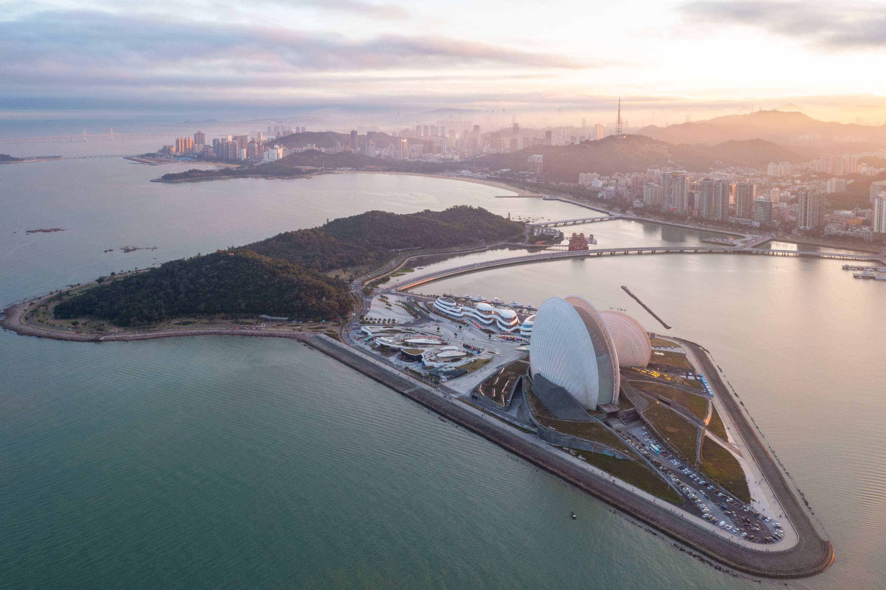 珠海“日月贝”，是中国唯一建设在海岛上的歌剧院，已成为珠海的新名片。珠海传媒集团记者 梁冠贤 摄.jpg