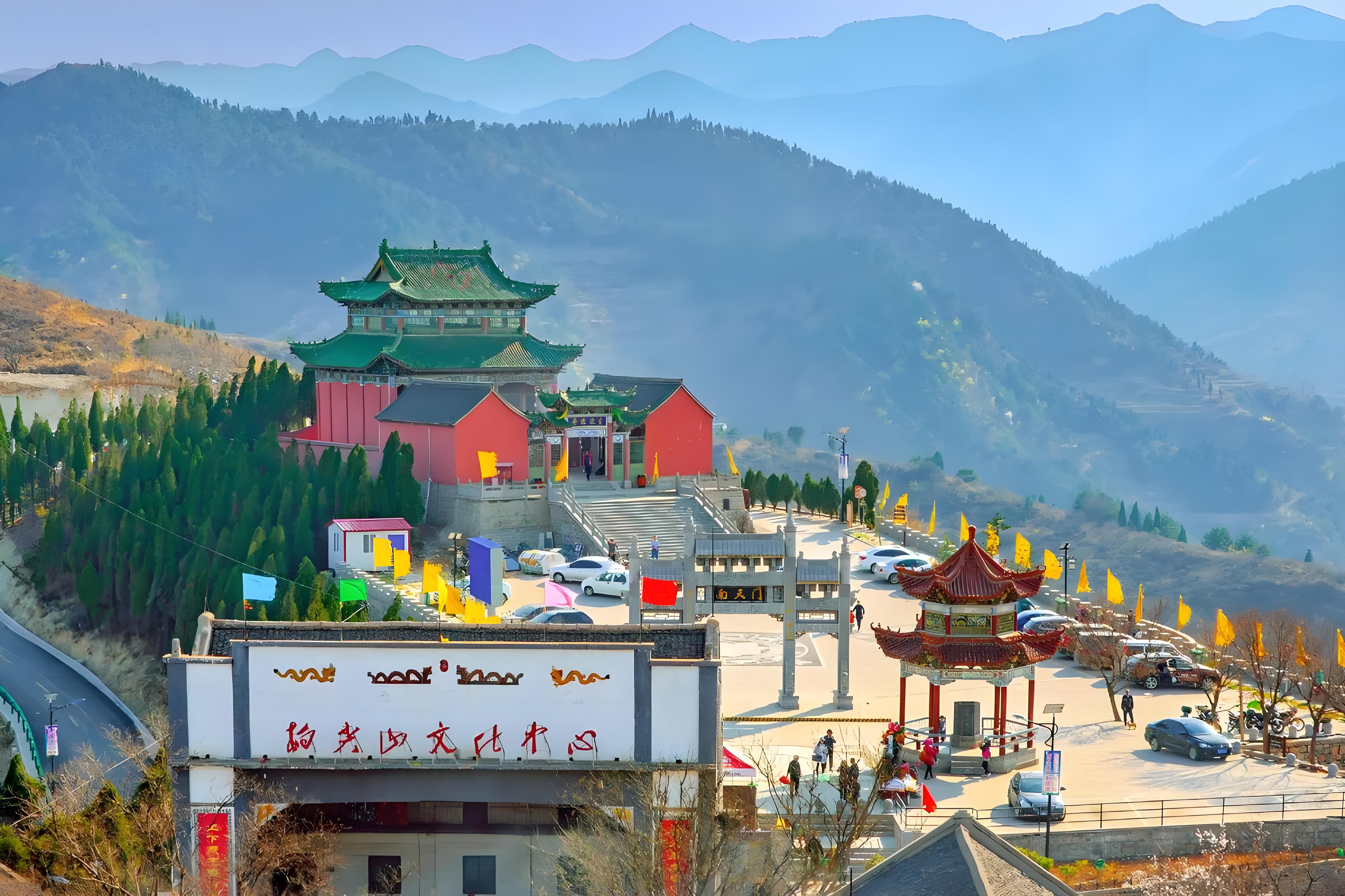 林州柏尖山仙境:漫山红叶映古刹,乡村振兴新画卷!
