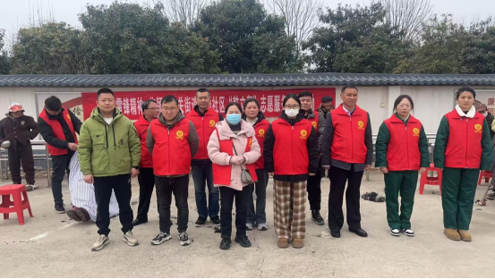 雷锋日，临颍少康酒厂志愿者参加“传承雷锋精神 志愿服务在行动” 主题活动