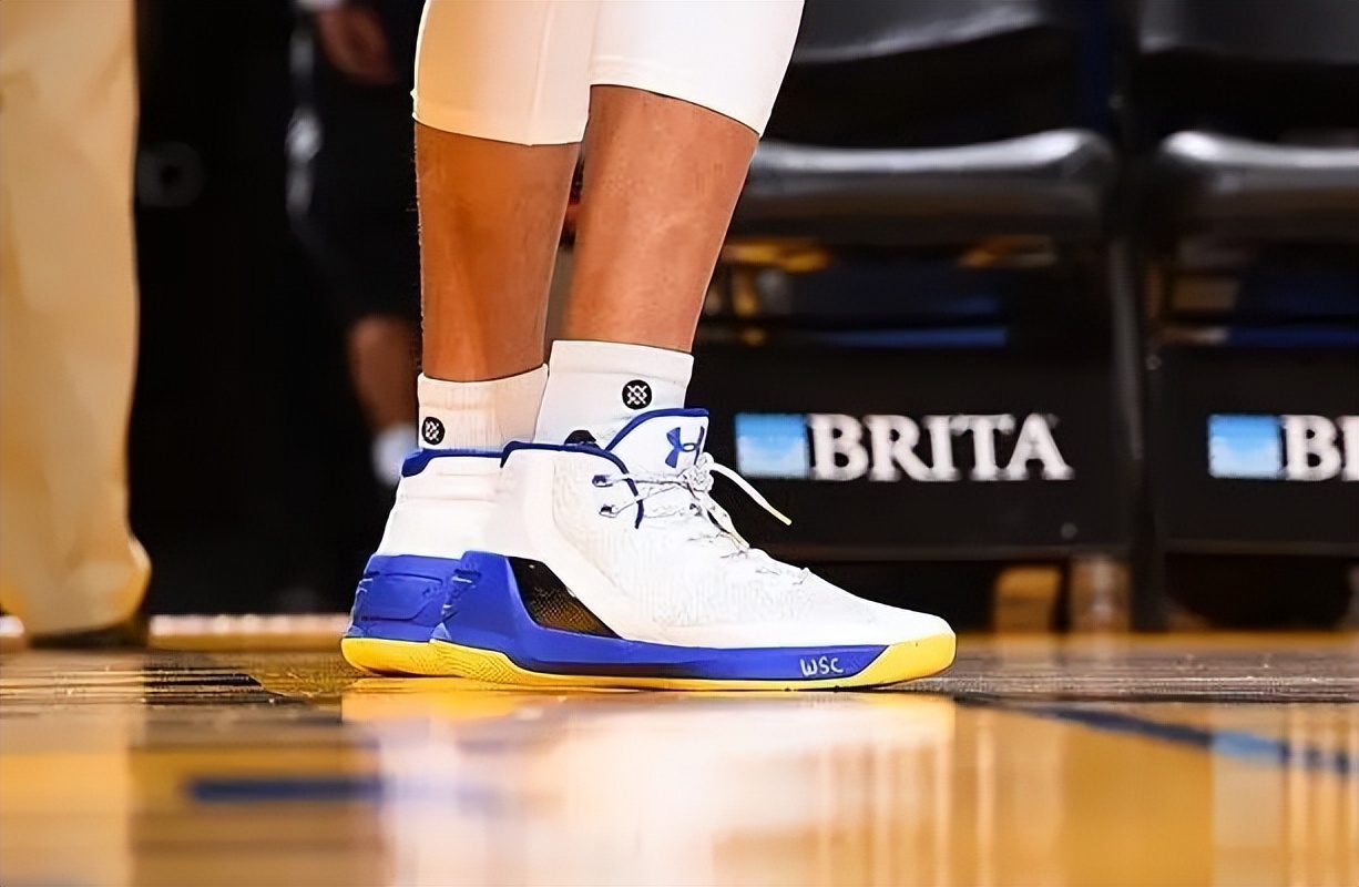 生日记录双喜临门,盘点库里30场经典比赛上脚球鞋