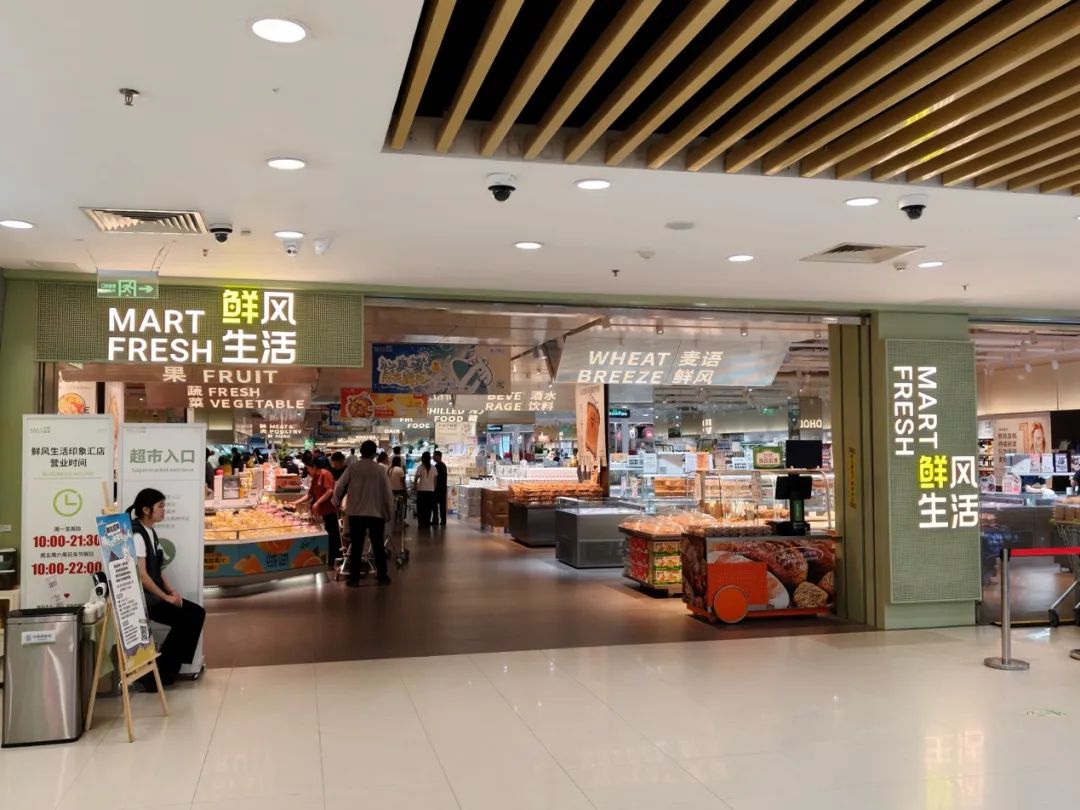 桌子上有许多商店低可信度描述已自动生成