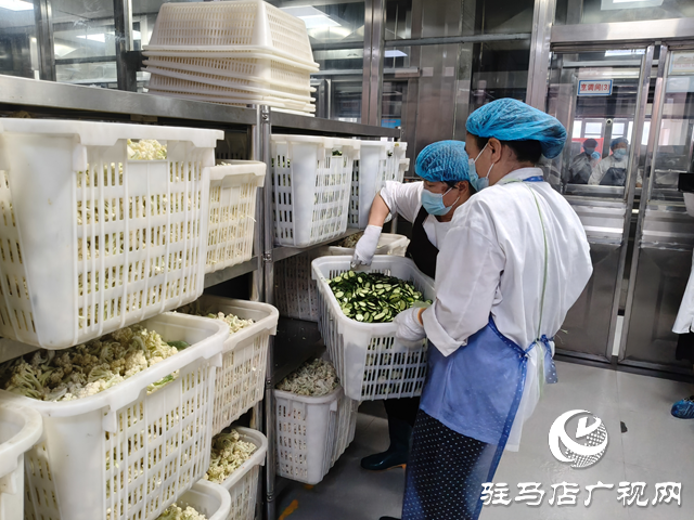 驻马店市实验中学：43名家长化身食品安全守护者守护学生舌尖安全