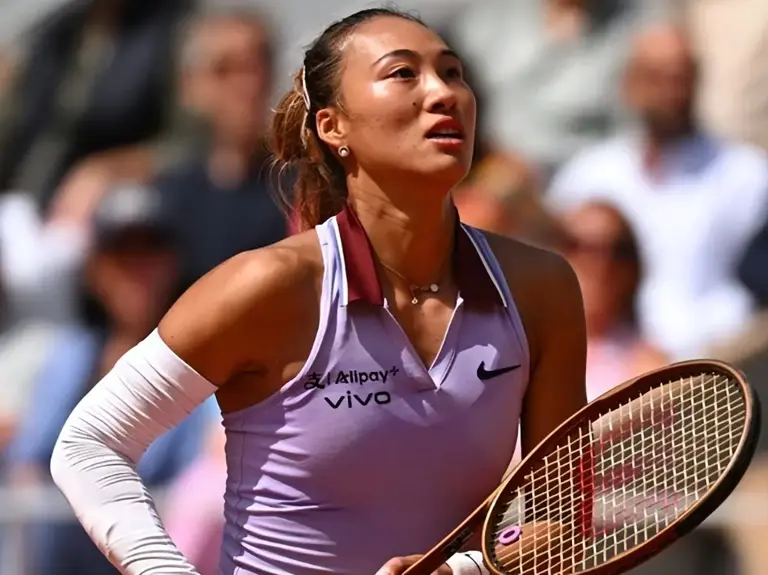两场2-0！法网女单4强决出2席：卫冕冠军对决世界第1，郑钦文出局