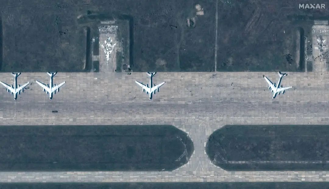 卫星图像显示，一群 TU 95 飞机在别拉亚空军基地进行无人机袭击