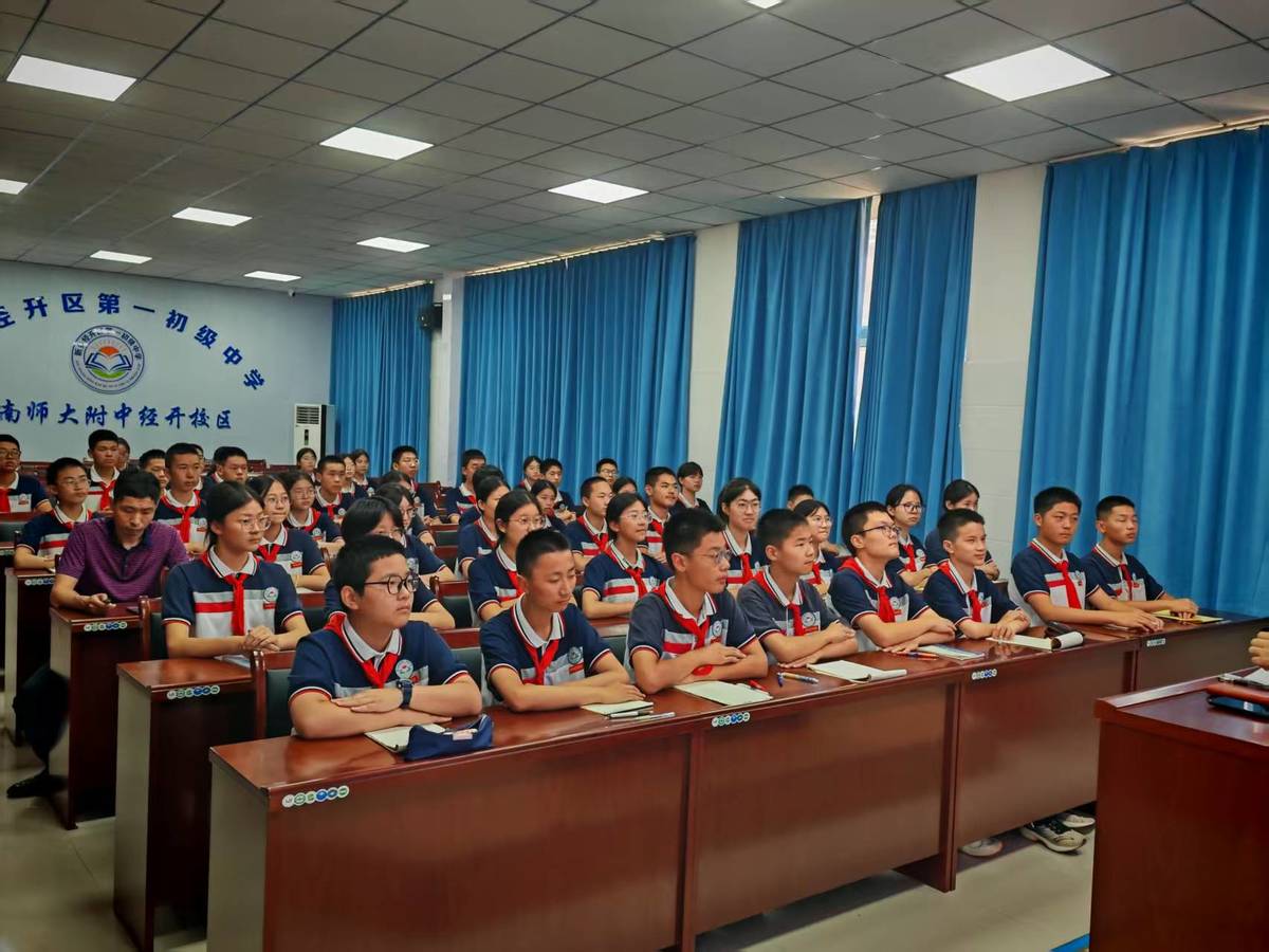 新乡经开区管委会副主任李瑞南到经开区第一初级中学讲思政课