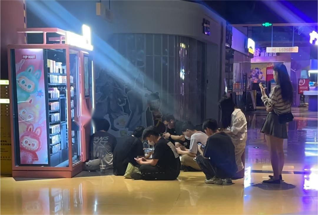 福田大中华国际交易广场里排队的人,凌晨四点多就在了。 图源:小红书@一只大螃蟹