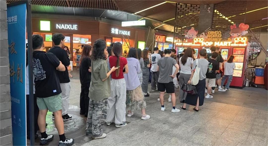 泡泡玛特机器人商店,节点财经拍摄