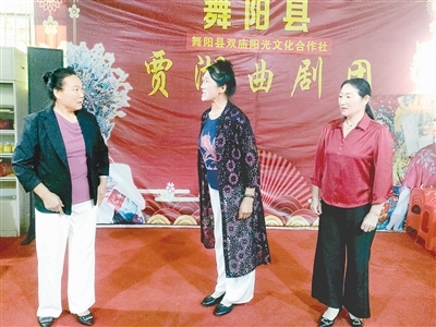 張玲（左）、胡建花（中）、 陳新社正在排練《菊花賦》。.jpg