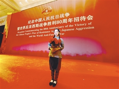 參加紀念中國人民抗日戰(zhàn)爭暨世界反法西斯戰(zhàn)爭勝利80周年招待會文藝演出后的谷萌萌。.jpg