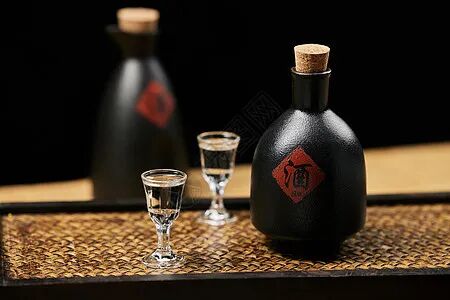 傳統(tǒng)精釀白酒酒壺與玻璃酒杯高清圖片下載-正版圖片507689603-攝圖網(wǎng)