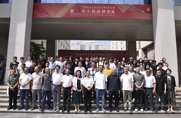 4開幕式出席人員合影裁切.jpg