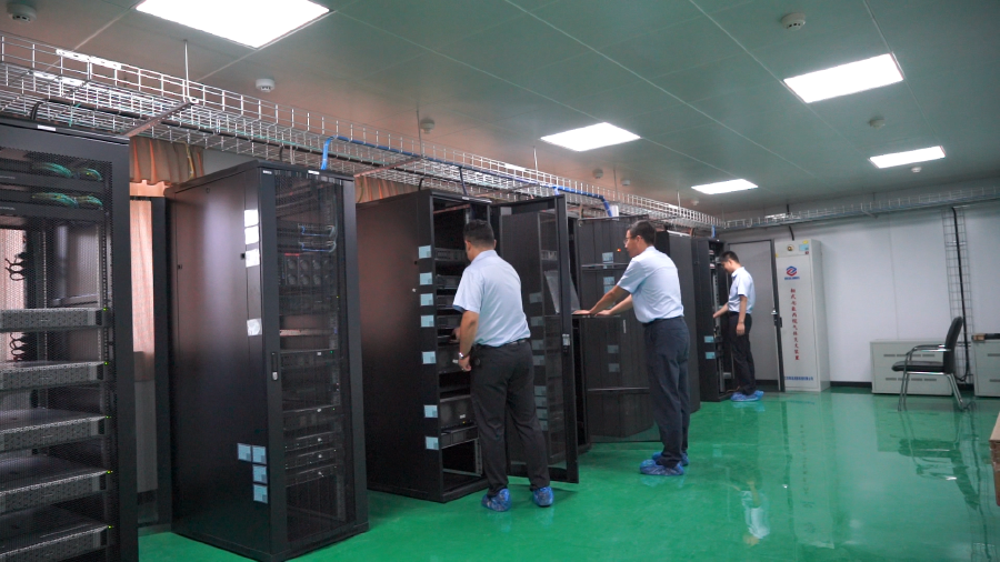 網(wǎng)信人員在機(jī)房核對(duì)參數(shù)  趙帥攝.bmp
