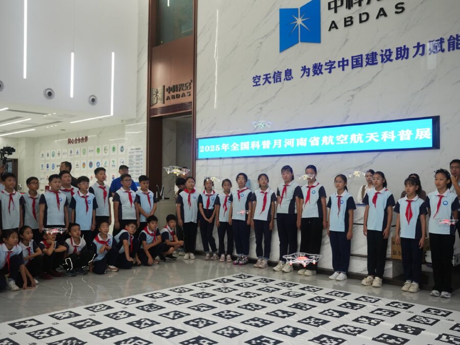 學(xué)生觀看編程無(wú)人機(jī)表演2.jpg