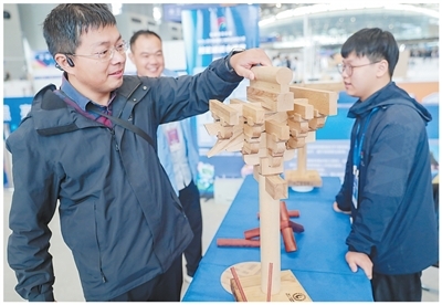 央媒觀豫 | 人民日報整版關(guān)注第三屆全國技能大賽：匠心閃耀舞臺 技能照亮前程