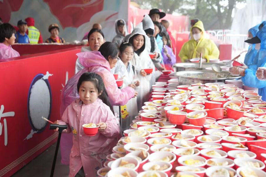 老君山：一元午餐配月饼 游客共享“团圆味”