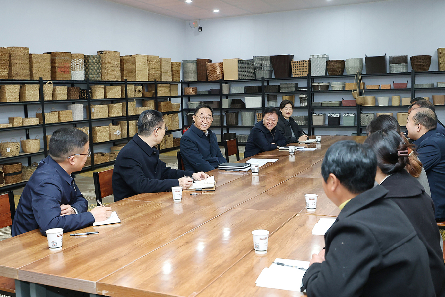 劉寧到開封蘭考縣杞縣龍亭區(qū)宣講全會精神并調(diào)研時強調(diào):深入學(xué)習(xí)貫徹黨的二十屆四中全會精神 加快發(fā)展縣域主導(dǎo)產(chǎn)業(yè)推進鄉(xiāng)村全面振興