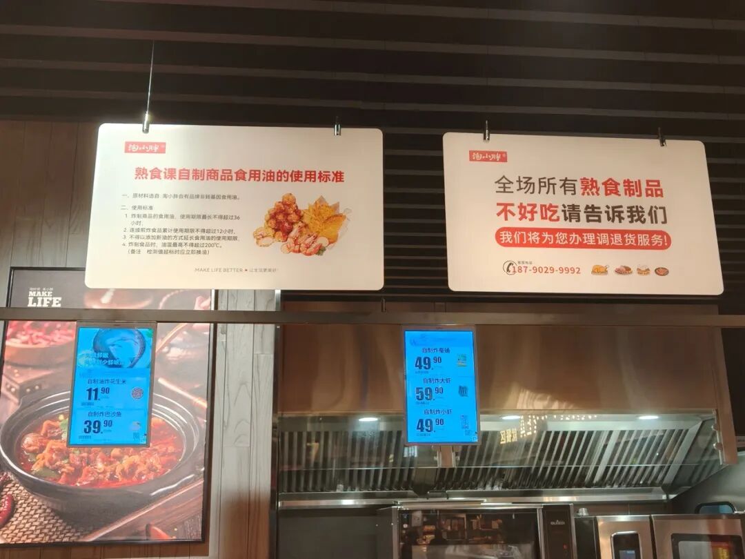 商店玻璃窗上的广告中度可信度描述已自动生成