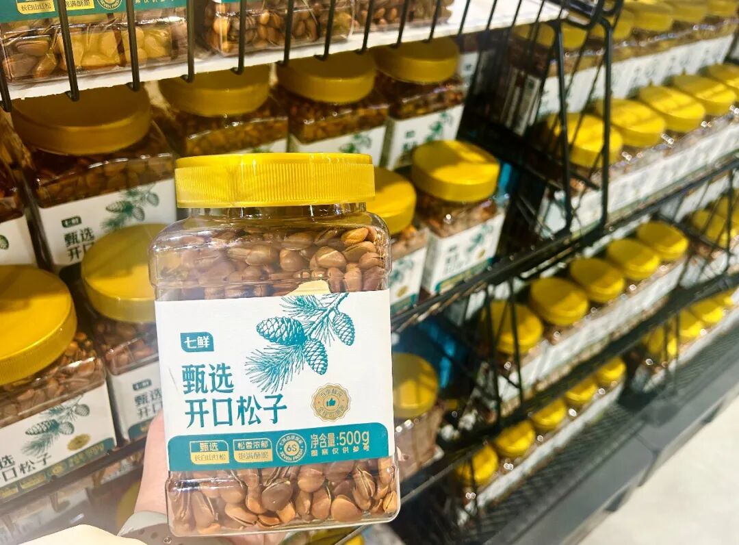 玻璃柜台上放着许多甜甜圈AI 生成的内容可能不正确。