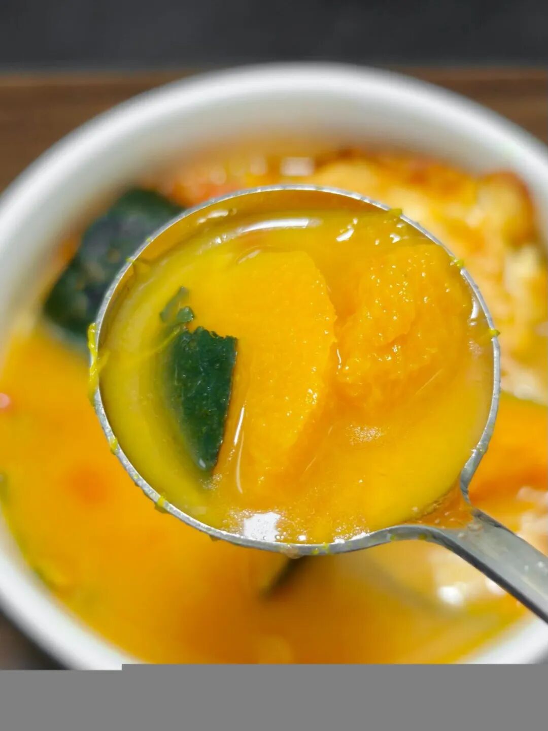 番茄南瓜金針菇荷包蛋湯制作步驟1