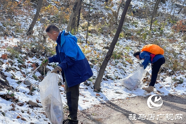 志愿者登山撿垃圾 用行動守護綠水青山