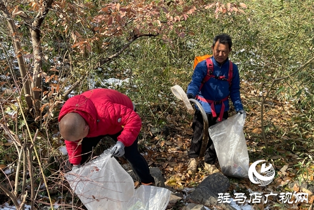 志愿者登山撿垃圾 用行動守護綠水青山