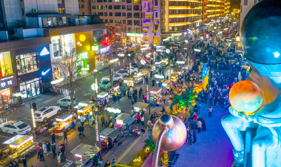 經(jīng)過提升改造的洛陽市欒川縣羅莊美食街正式開街，現(xiàn)場人潮涌動(dòng)，熱鬧非凡。近年來，欒川縣充分發(fā)揮文旅產(chǎn)業(yè)優(yōu)勢，先后打造提升了鳳凰天街、伊水路&ldquo;一街三巷&rdquo;等特色商業(yè)街區(qū)，通過植入音樂演出、街頭演藝等元素，豐富消費(fèi)場景，激活城市&ldquo;夜經(jīng)濟(jì)&rdquo;。張怡熙 攝_2025-12-22_234435_517.jpg