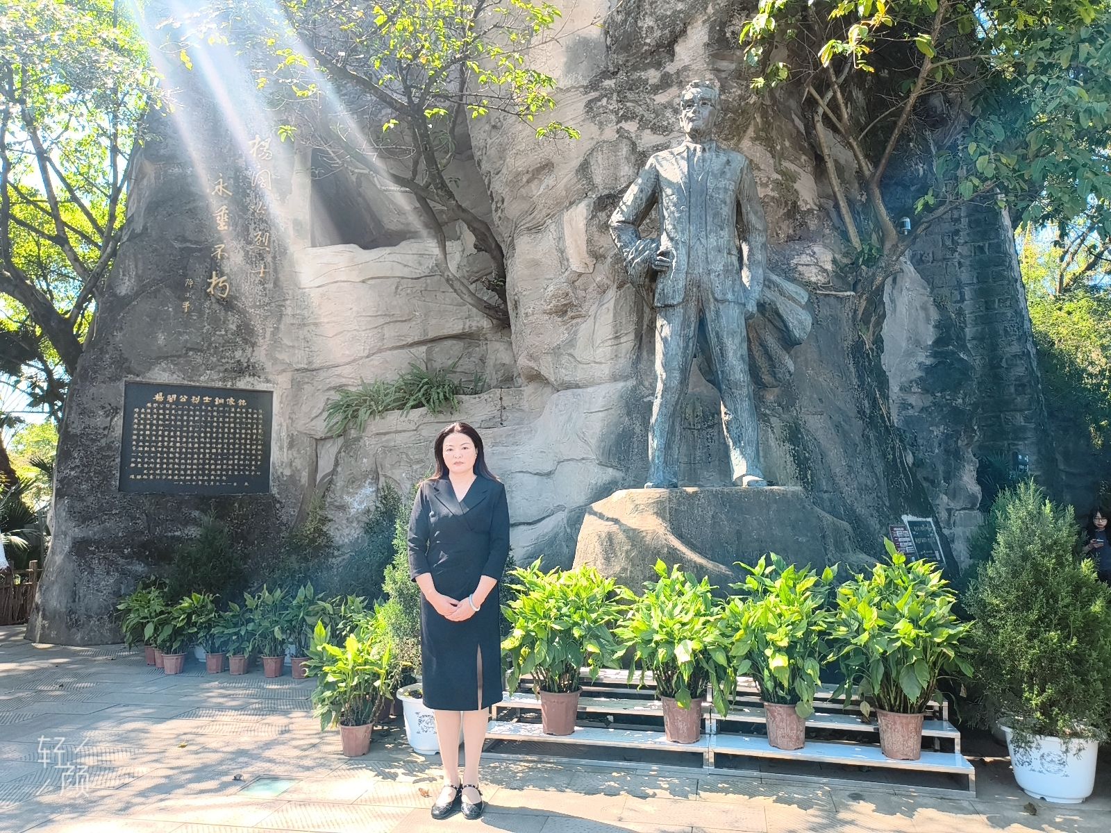 一个公民在铜像前的敬礼 镌刻在时光里的信仰传承(图1)