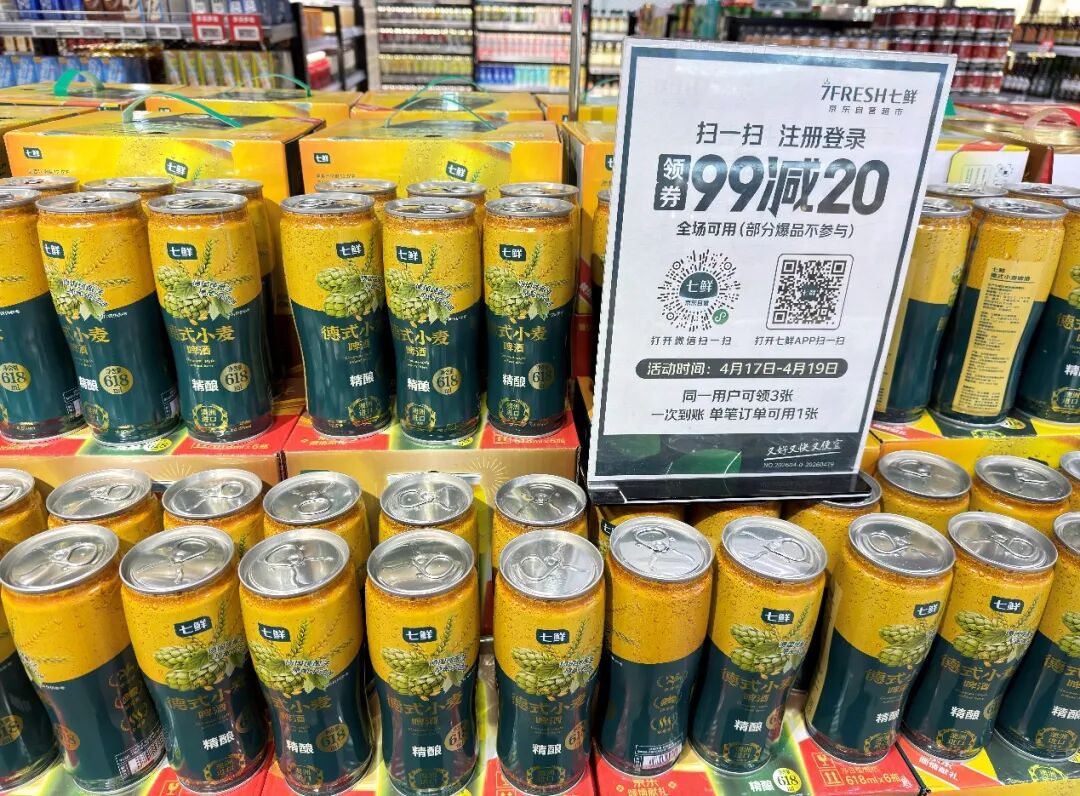 桌子上放着许多瓶子AI 生成的内容可能不正确。