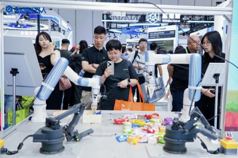 产线干活、叠衣服、打乒乓球：越疆“一脑多体”具身智能平台亮相WRC