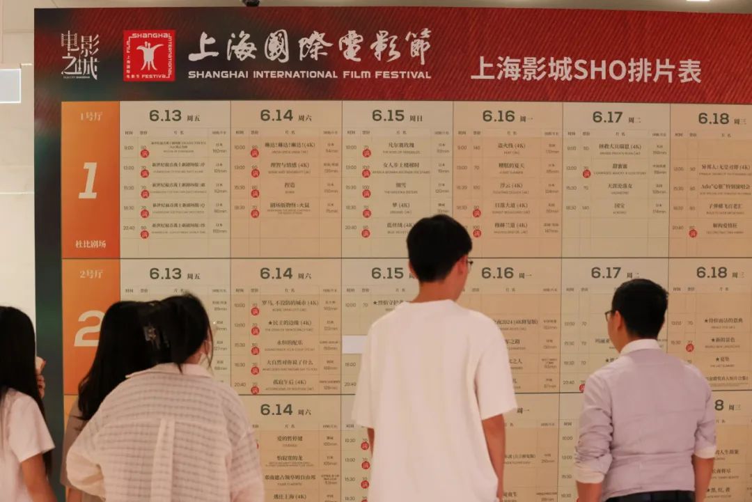 影迷在排片表浅前驻足.JPG