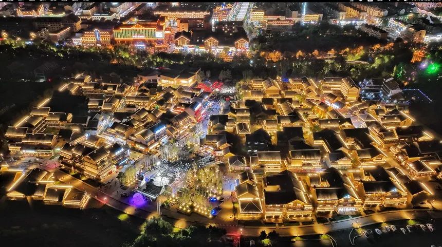 夜色中的长白山恩都里文旅社区。人民网记者 李洋摄
