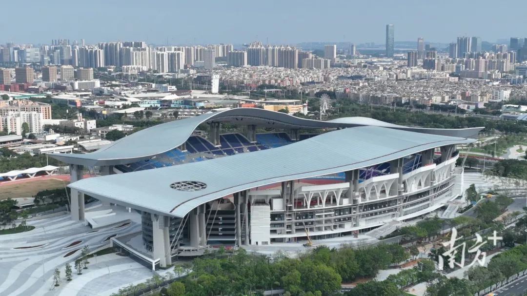 广东奥体中心体育场完成升级后首场测试赛.jpg