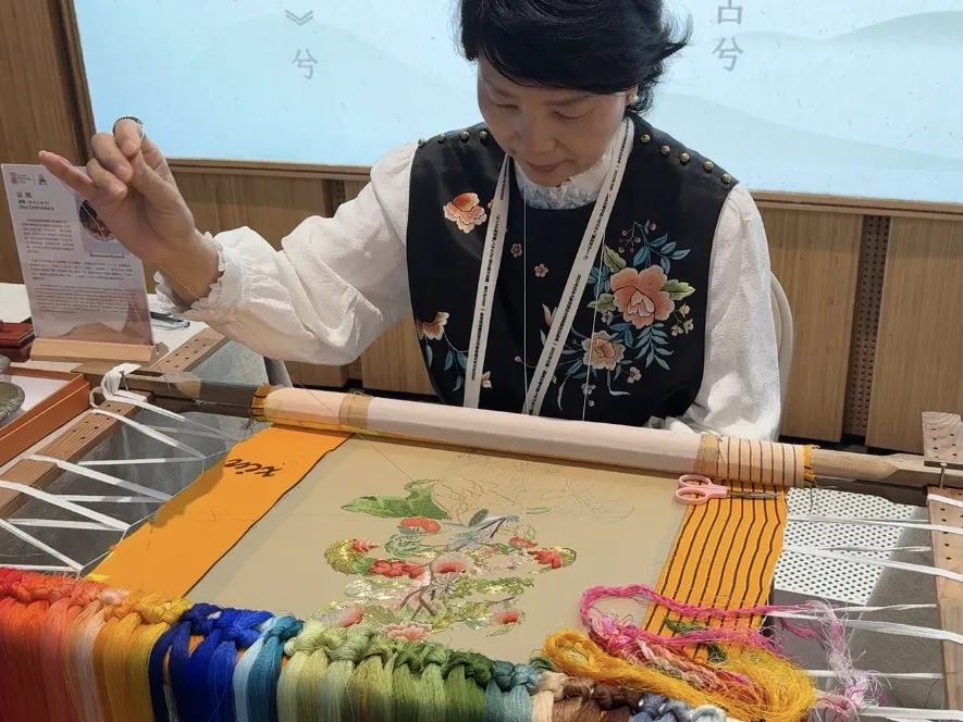 非遗汉绣亮相中国馆.jpg