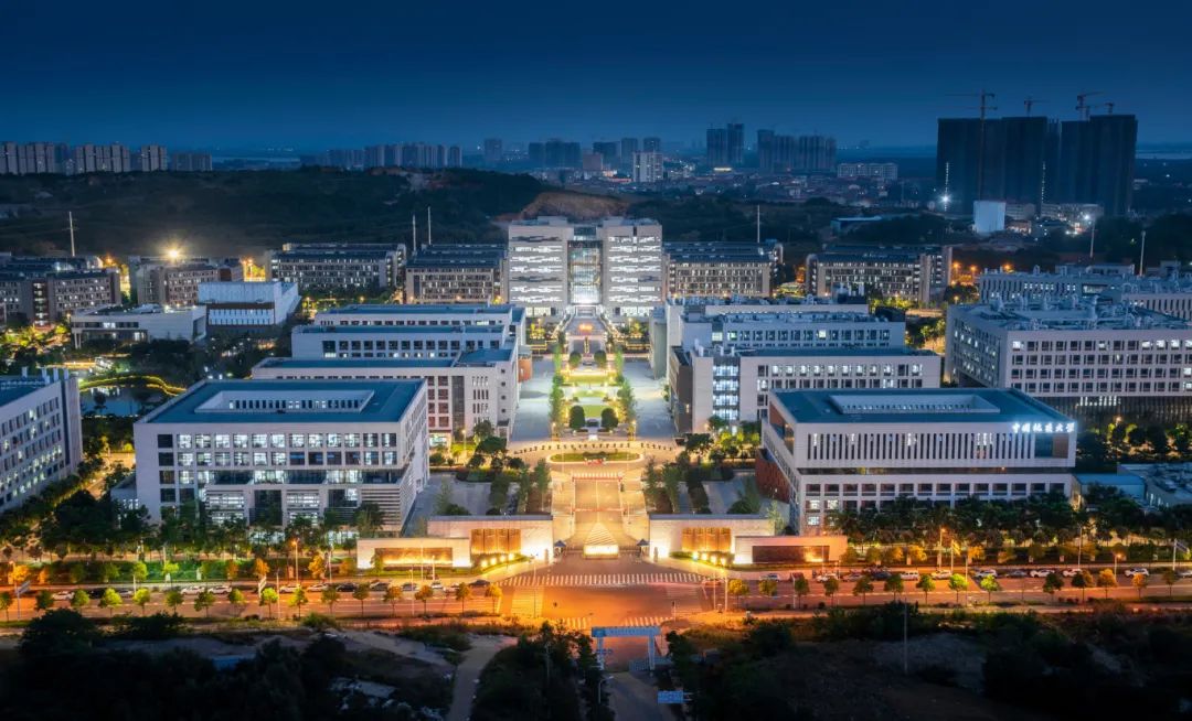 《地大未来城夜景》 中国地质大学(武汉)未来城校区.jpg