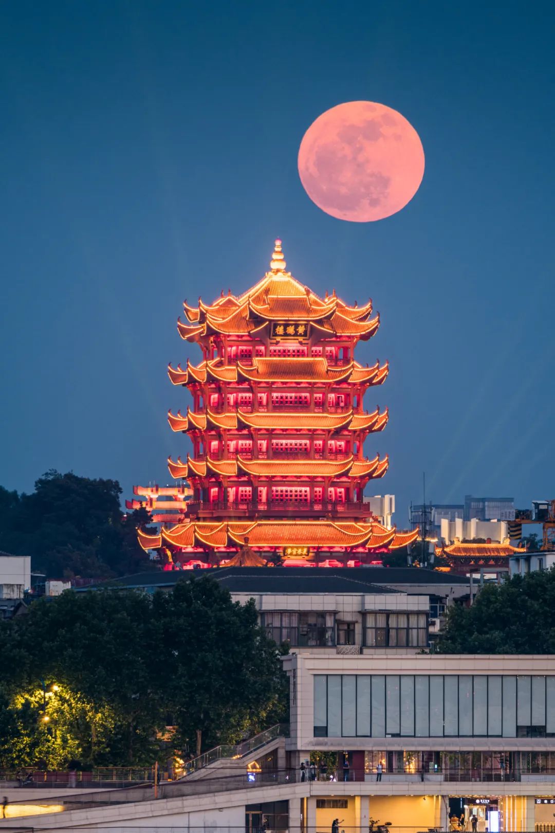 《黄鹤楼悬月》 武汉汉阳江滩.jpg