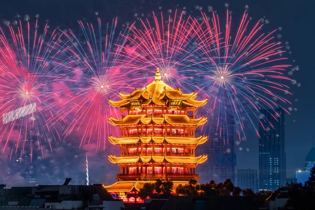 《烟花下的黄鹤楼》 武汉黄鹤楼附近.jpg