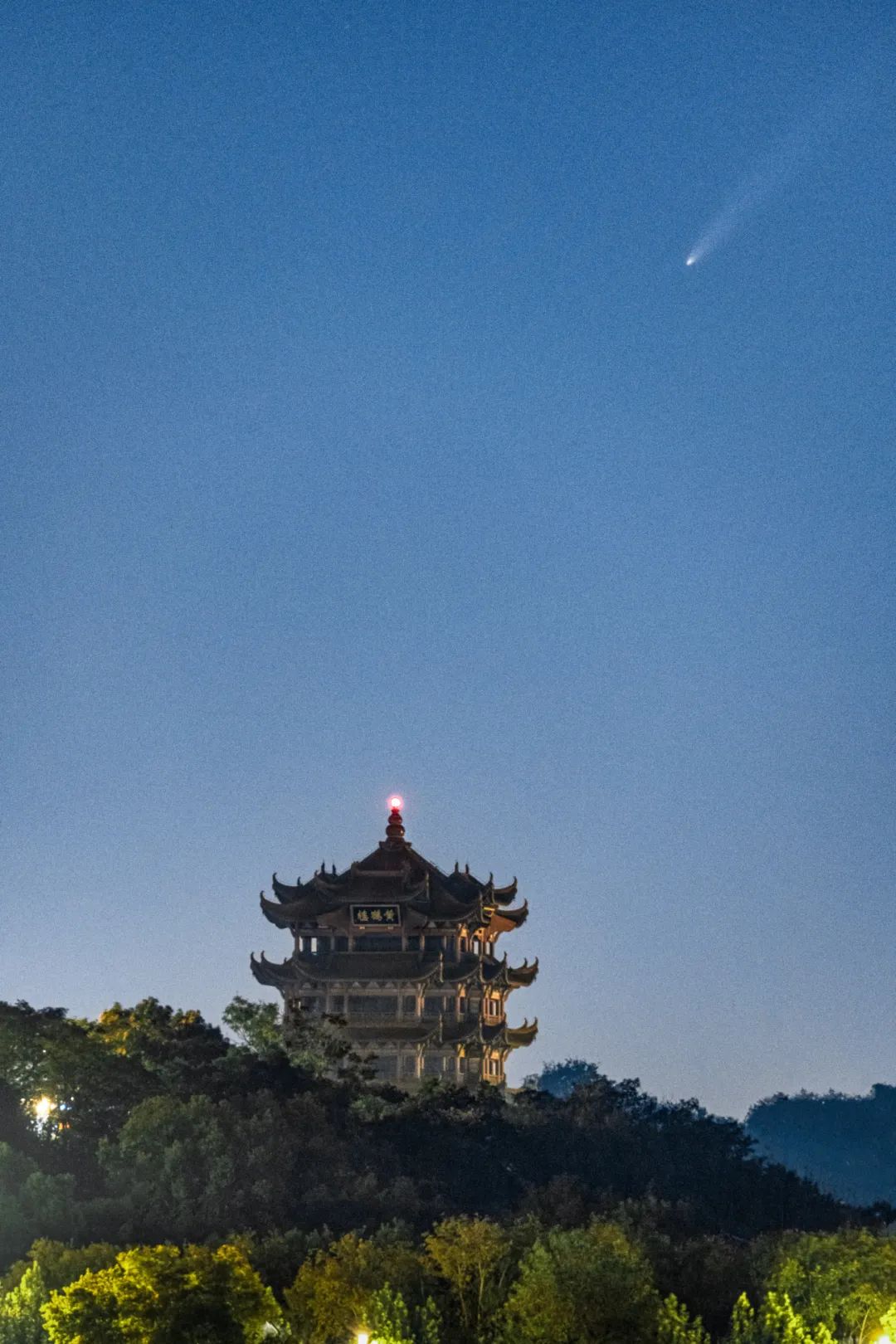 《紫金山-阿特拉斯彗星与黄鹤楼同框》 武汉汉阳江滩.jpg
