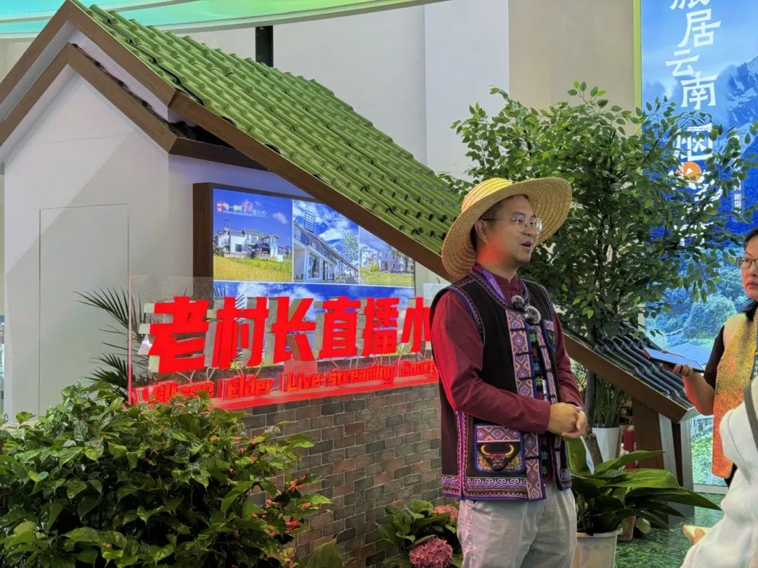 “曲靖老村长”赵朝鹏现场推介红瓦房村 受访者供图.jpg