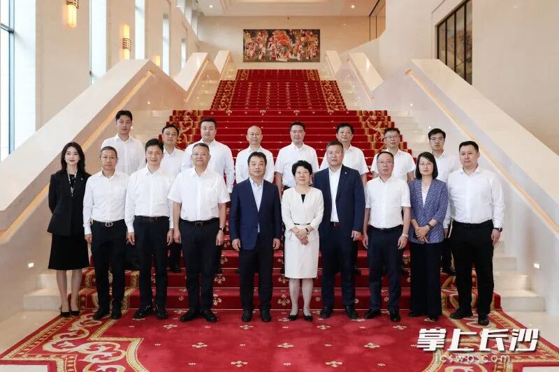 吳桂英在華為技術(shù)有限公司坂田基地考察交流。