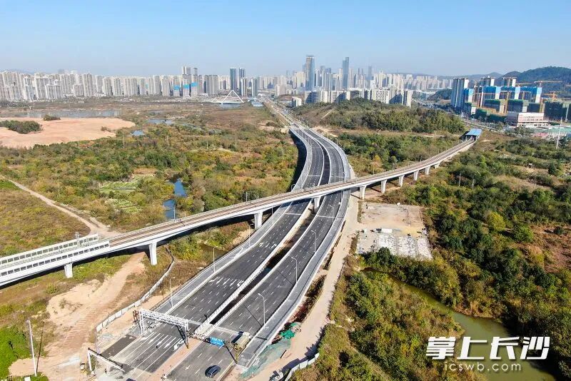 梅溪湖二期交通網(wǎng)絡關鍵節(jié)點——梧桐路三號橋已于近日完成建設。 均為長沙晚報通訊員胡翔供圖 梅溪湖二期交通網(wǎng)絡關鍵節(jié)點——梧桐路三號橋已于近日完成建設。 均為長沙晚報通訊員胡翔供圖