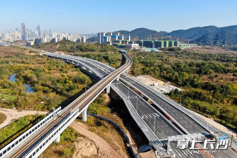 梧桐路三號橋通車后,將顯著提升區(qū)域路網(wǎng)通達性。 梧桐路三號橋通車后,將顯著提升區(qū)域路網(wǎng)通達性。