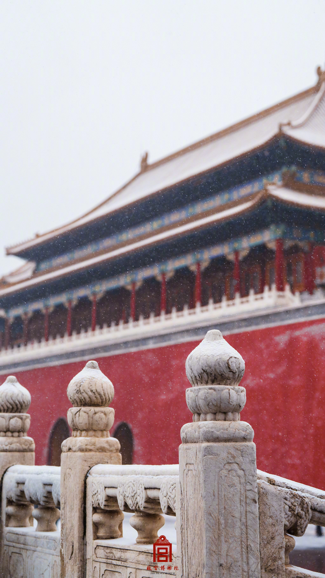 飛雪映朱墻，古城換銀裝。網友：終于等到了故宮初雪大片。