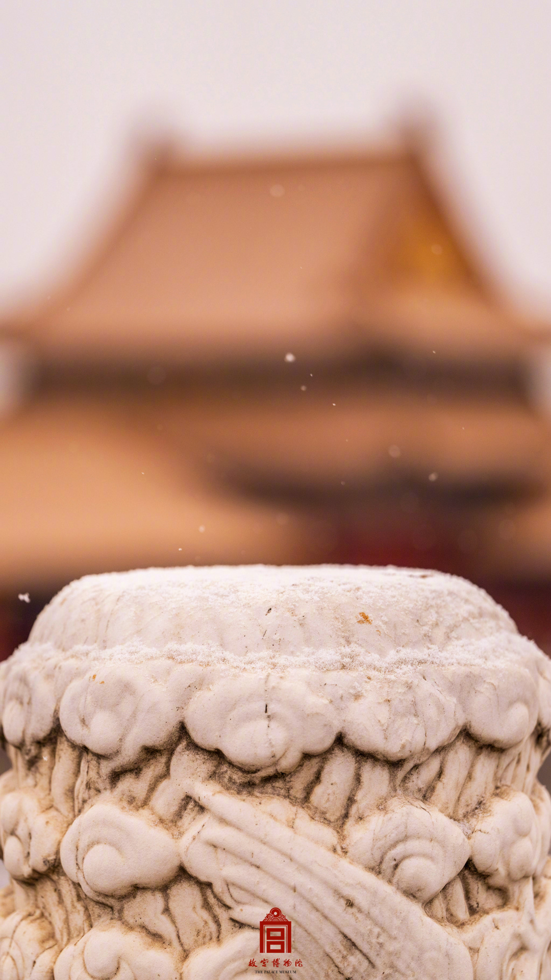 飛雪映朱墻，古城換銀裝。網友：終于等到了故宮初雪大片。