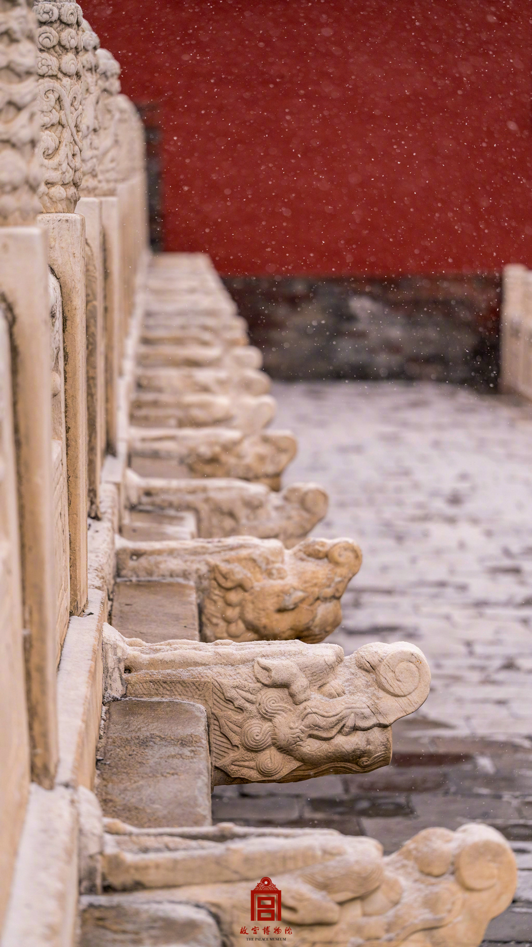 飛雪映朱墻，古城換銀裝。網友：終于等到了故宮初雪大片。