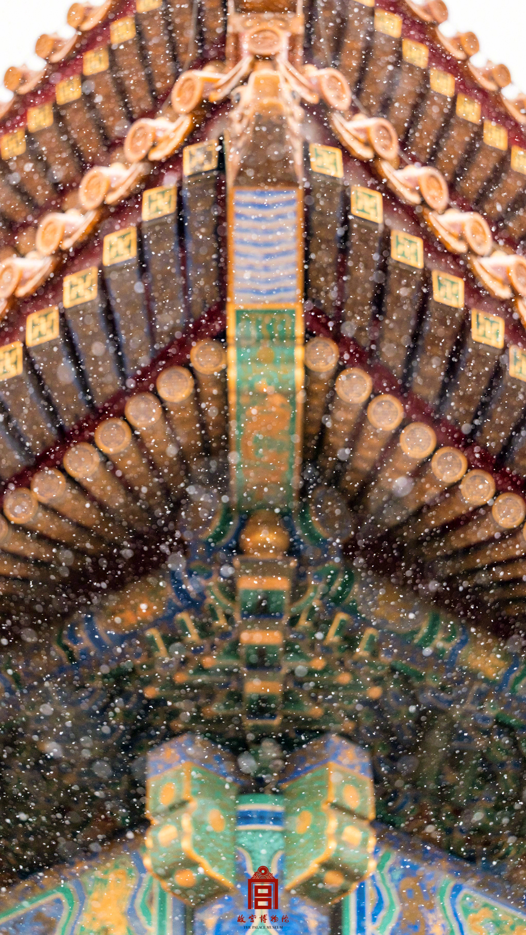 飛雪映朱墻，古城換銀裝。網友：終于等到了故宮初雪大片。